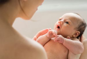 Tắm nước gừng cho trẻ sơ sinh trị ho, sổ mũi, cảm cúm