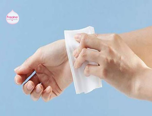 Sử dụng nước muối sinh lý làm sạch vết thương trên da