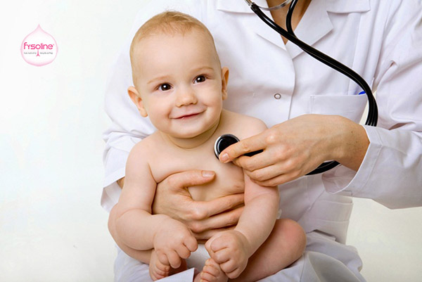 Tham khảo ý kiến của bác sĩ trước khi thực hiện rửa mũi cho trẻ sơ sinh