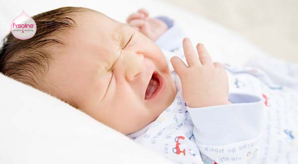 Tác dụng của việc dùng nước muối rửa mũi cho trẻ sơ sinh