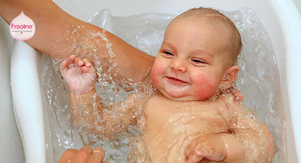 Tắm nước ấm chữa hắt hơi sổ mũi cho trẻ 