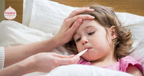 Trẻ bị hắt hơi sổ mũi do bị cảm cúm 