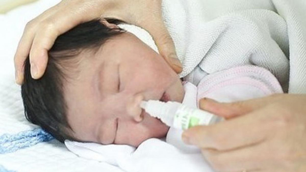 cách vệ sinh mũi cho trẻ sơ sinh