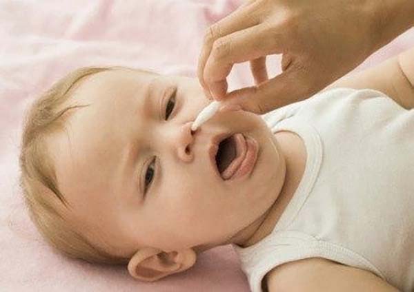 Làm bông sâu kèn lấy dịch nhầy ở mũi trẻ sơ sinh