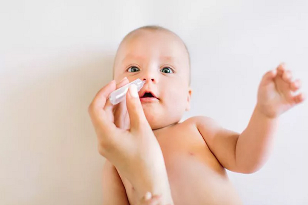 Lạm dụng vệ sinh mũi cho trẻ sơ sinh bằng nước muối sinh lý