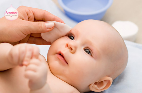 Nhỏ nước muối sinh lý cho trẻ sơ sinh vào mắt