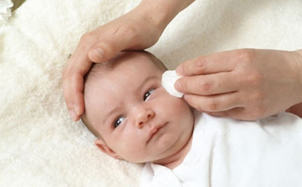 vệ sinh mắt cho trẻ sơ sinh