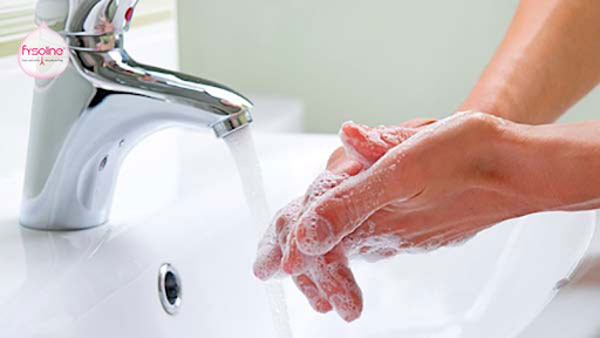 Rửa tay sạch sẽ trước khi thực hiện rơ lưỡi cho trẻ